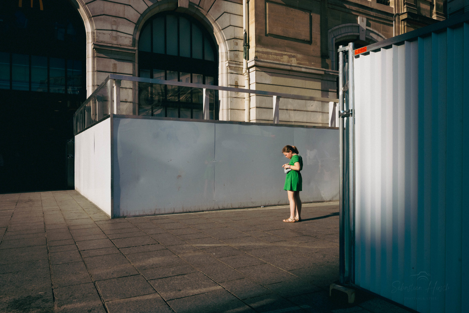 Des photographies en couleur, où les gens sont magnifiés par la lumière chaude du soleil