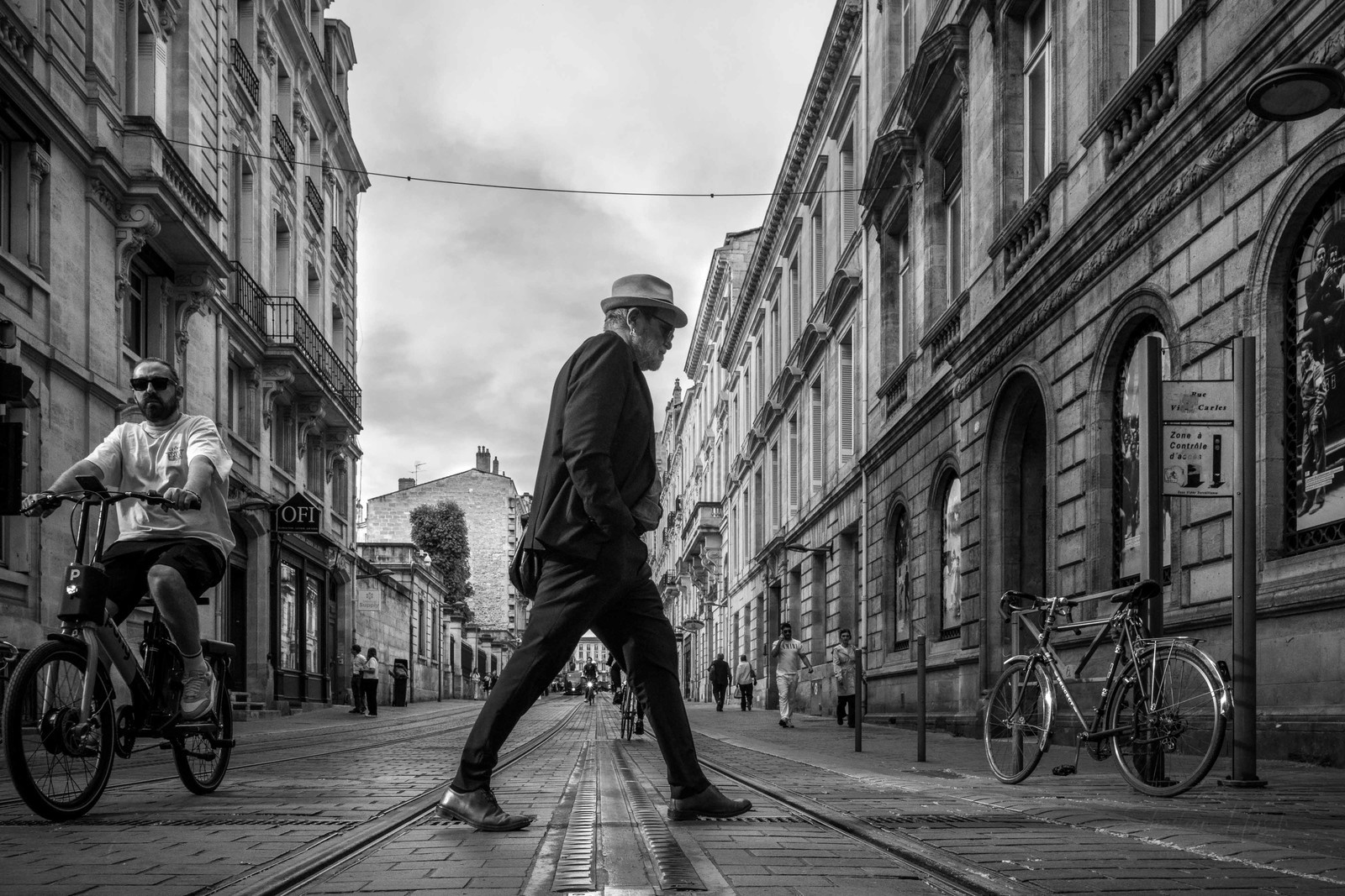 Des photographies en couleur, où les gens sont magnifiés par la lumière chaude du soleil