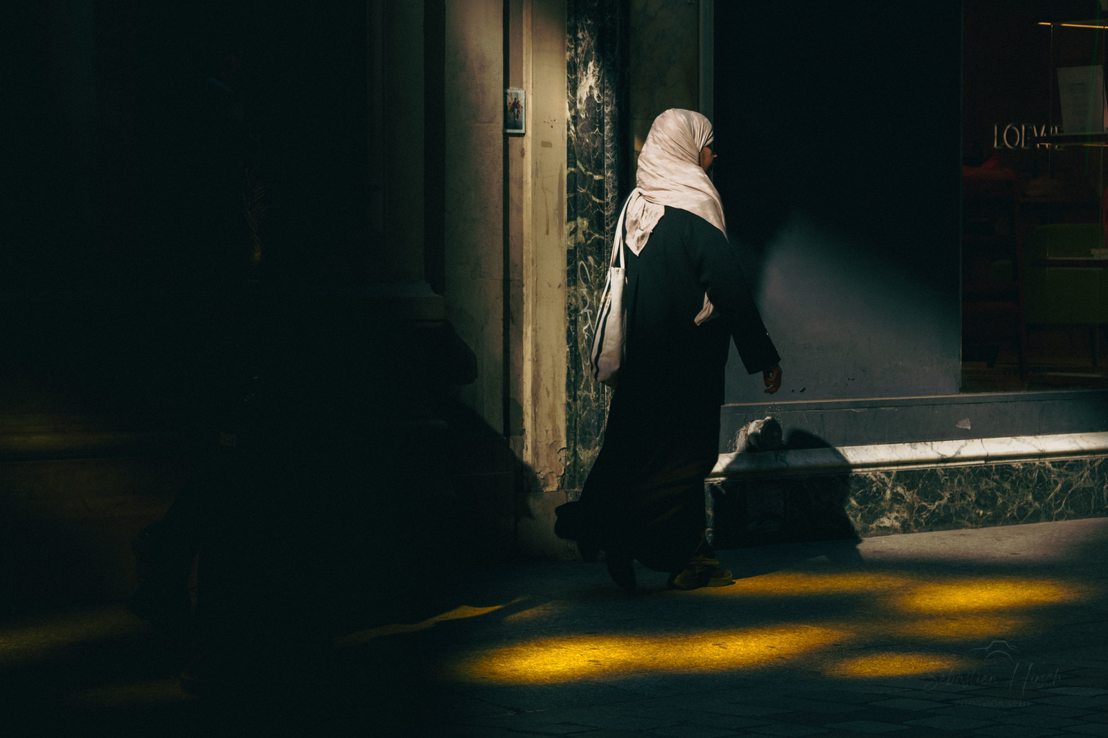 Des photographies en couleur, où les gens sont magnifiés par la lumière chaude du soleil