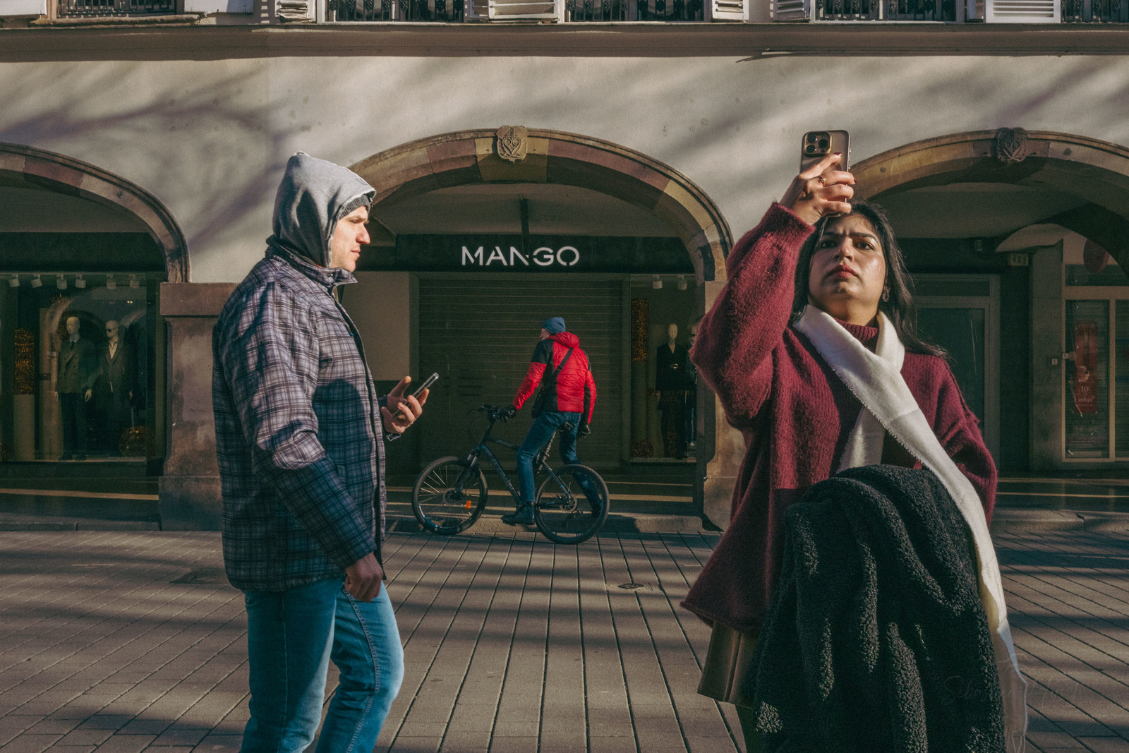 Des photographies en couleur, où les gens sont magnifiés par la lumière chaude du soleil