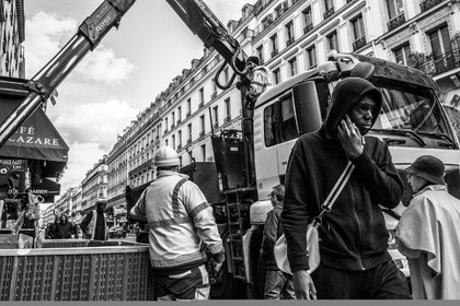 Des photographies en noir et blanc dans les rues parisiennes
