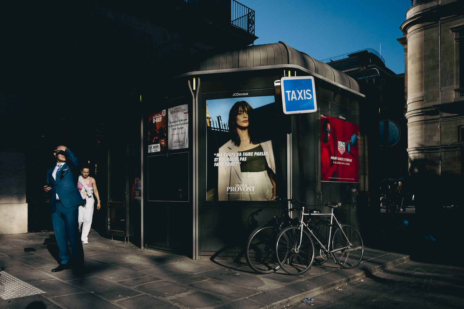 Des photographies en noir et blanc du métro, capturant quelques moments quotidiens des voyageurs et la beauté cachée de la vie urbaine.